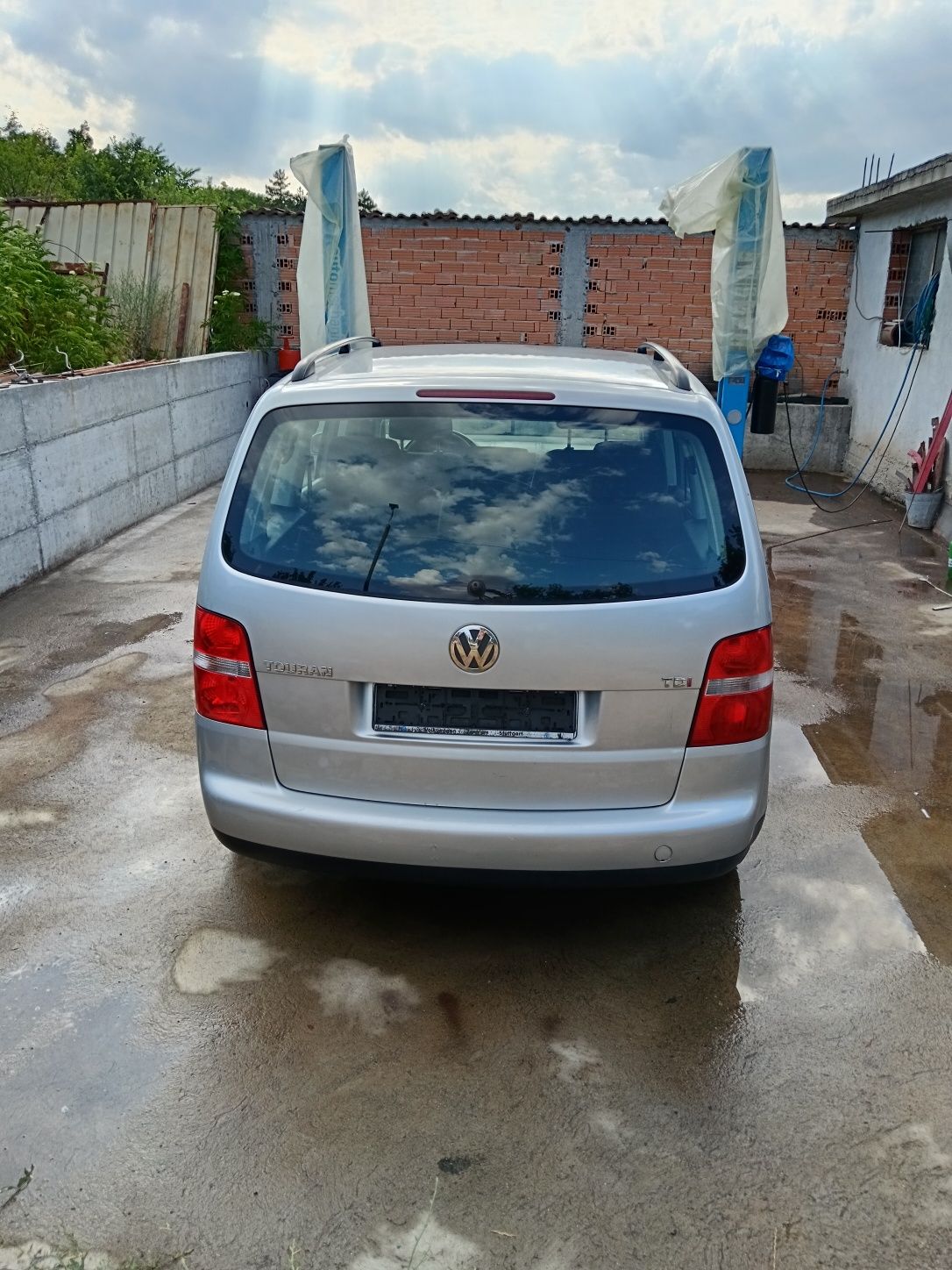 Продавам  VW-Туран седем местен, нов внос.