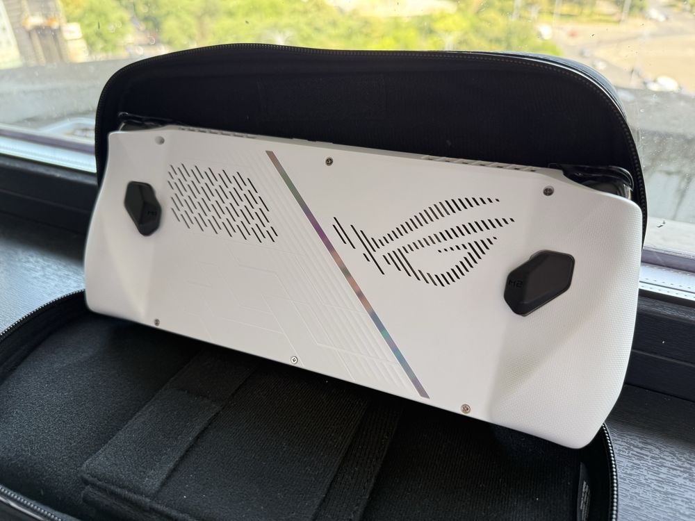 Consolă ASUS ROG Ally Z1 Extreme – ca nouă, cu garanție până în 2027!