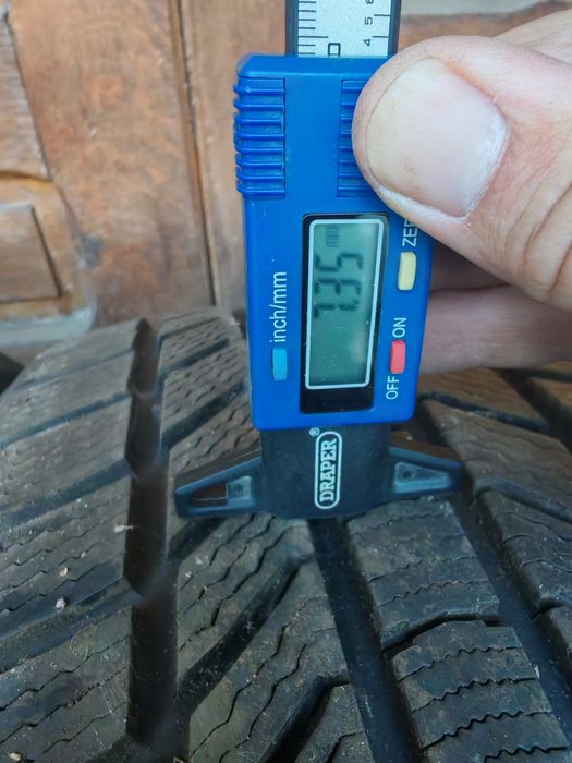 Vând anvelope iarna 225 40 18 continental winter contact  ts 870p