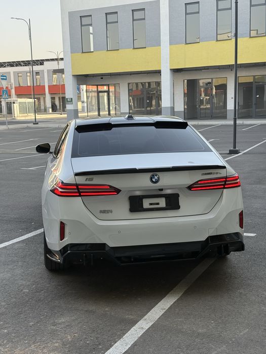 BMW i5 35L v nalichii