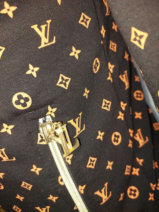 Hanorac Louis Vuitton cu emblemă metalică și fermoare cu brandul LV