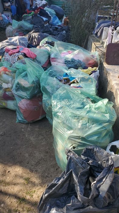 Vindem îmbrăcăminte și încălțăminte Sh