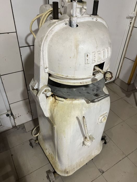 Malaxor cu ancoră si divizor aluat