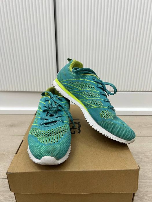 Спортивные кроссовки