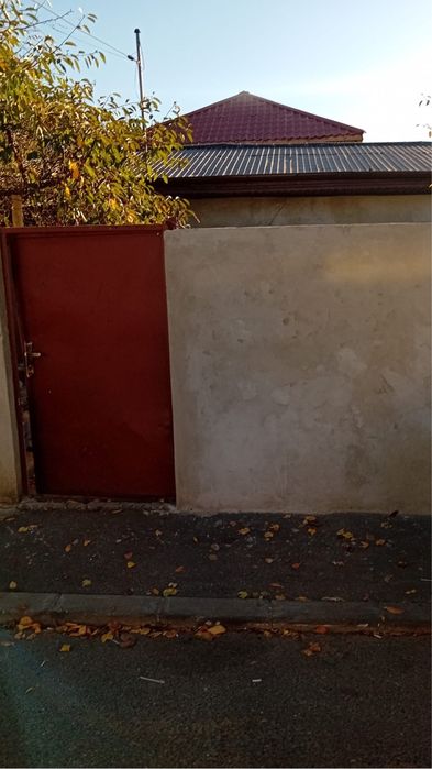 Casa la curte de vanzare