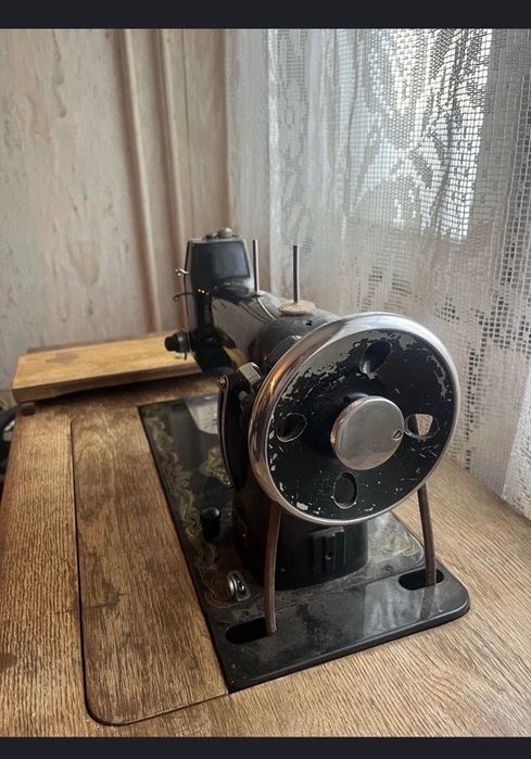 Стара крачна шевна машина