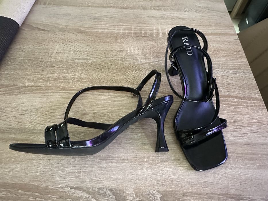 Sandale negre elegante lacuite RAID