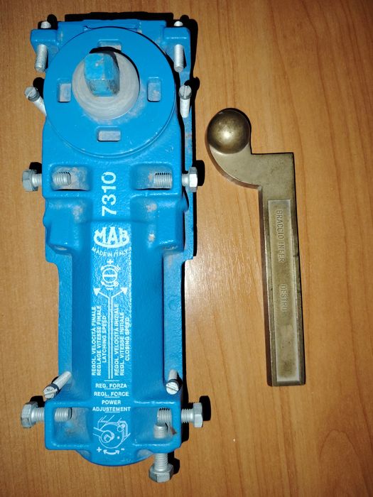 Доводчик. Новый в наличии 2 шт.