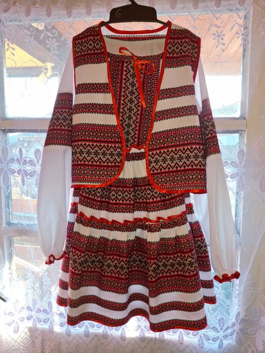 Costum tradițional fustă,vestă și ie