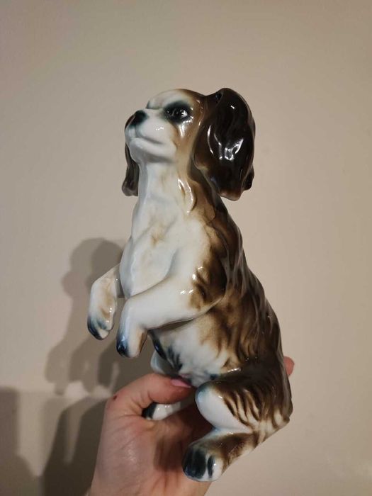 Figurină mare din porțelan reprezentând un câine cavalier King