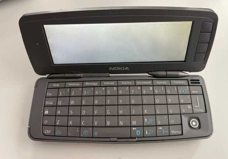 Vand Nokia 9300i - placa de baza defecta