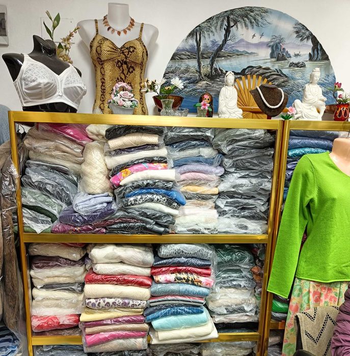 Продавам луксозно търговско оборудване за дрехи и обувки