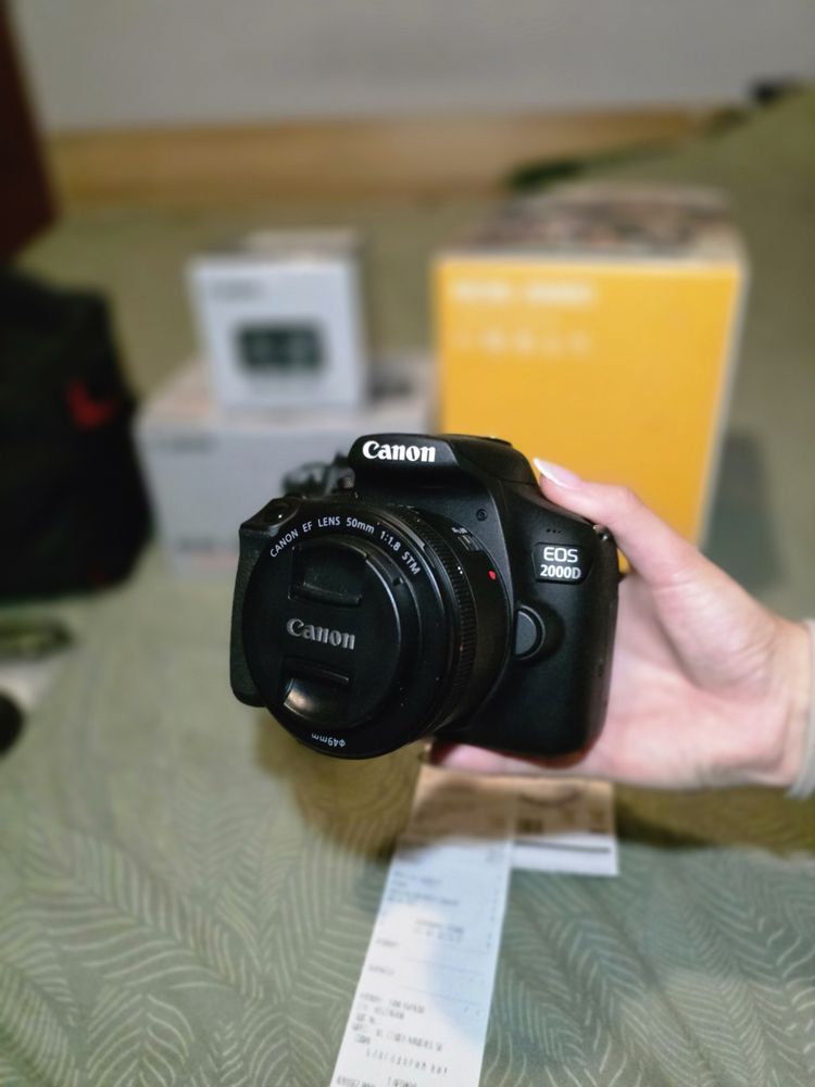 DSLR фотоапарат Canon EOS 2000D + 2 обектива