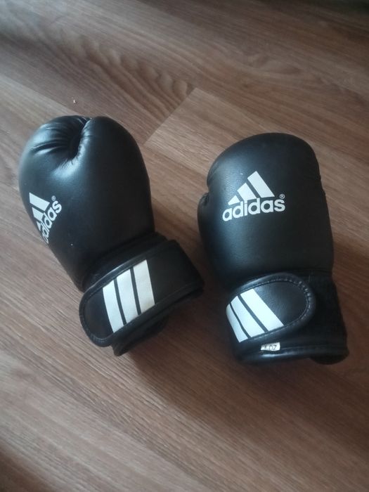 Продам перчатки боксерские абсолютно недорого.Каждая пара по 1000