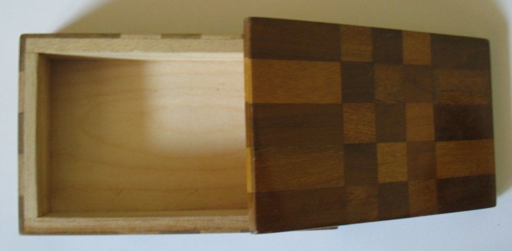 Красива сувенирна кутия с български мотиви