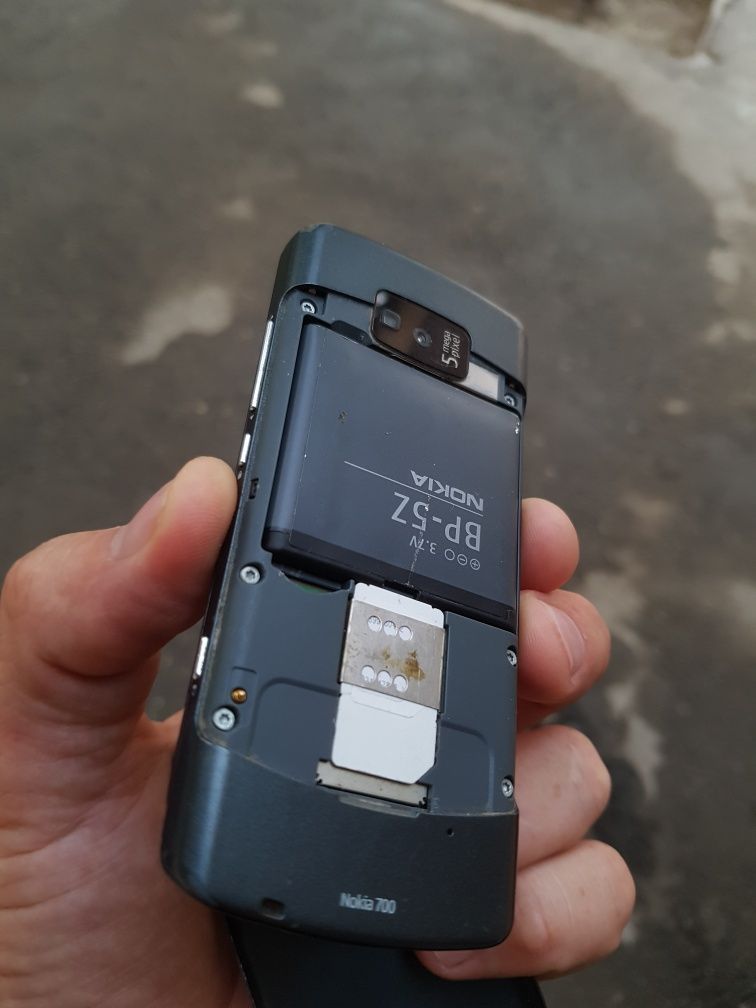 Nokia 700 sotladi