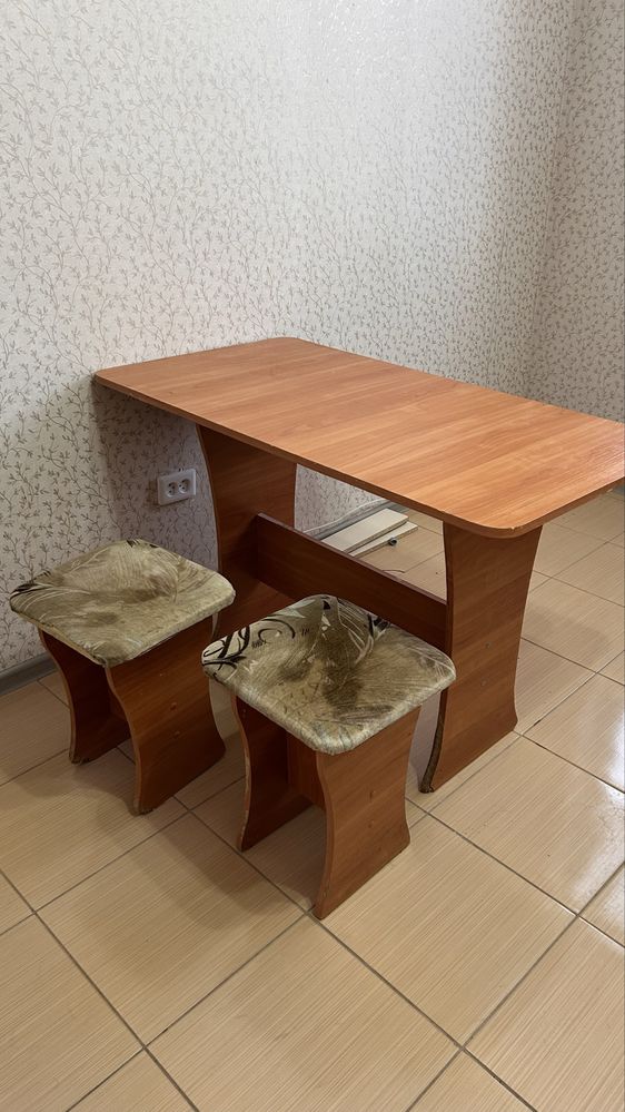 Продам стол со 2 стульями
