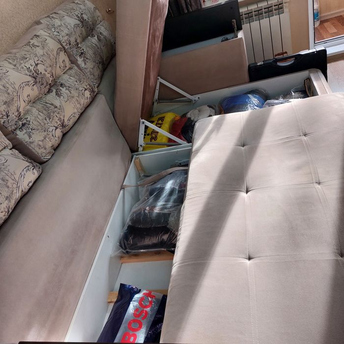 Диван угловой с нишами под белье и прочии вещи.