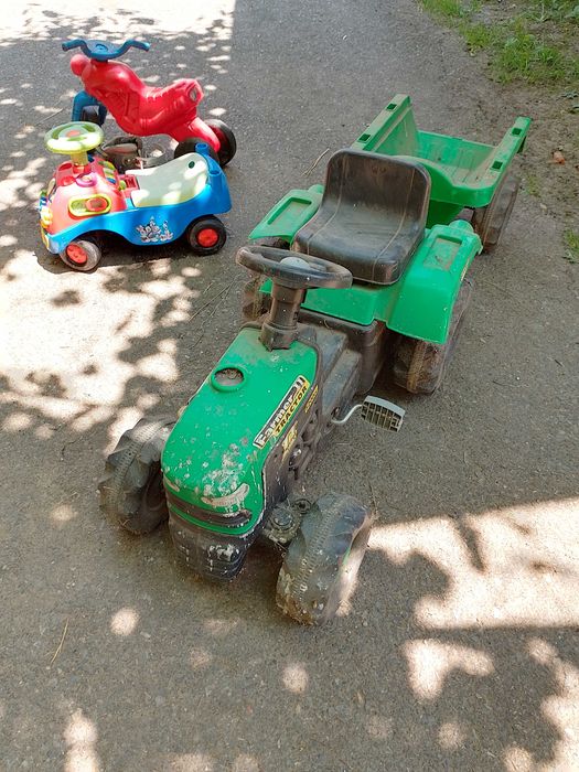 De vânzare, tractor cu remorca , cu pedale, jucăria ideala pentru copi
