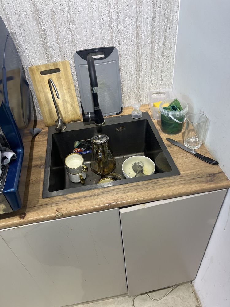 Продается кухонная гарнитура в отличном состояние