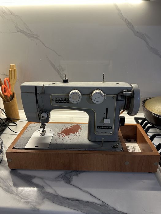 Швейная машинка в отличном состояний