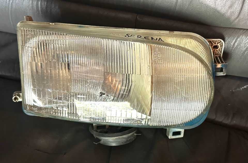 фара правая  на Ниссан Серена  оригинал в наличии привозное