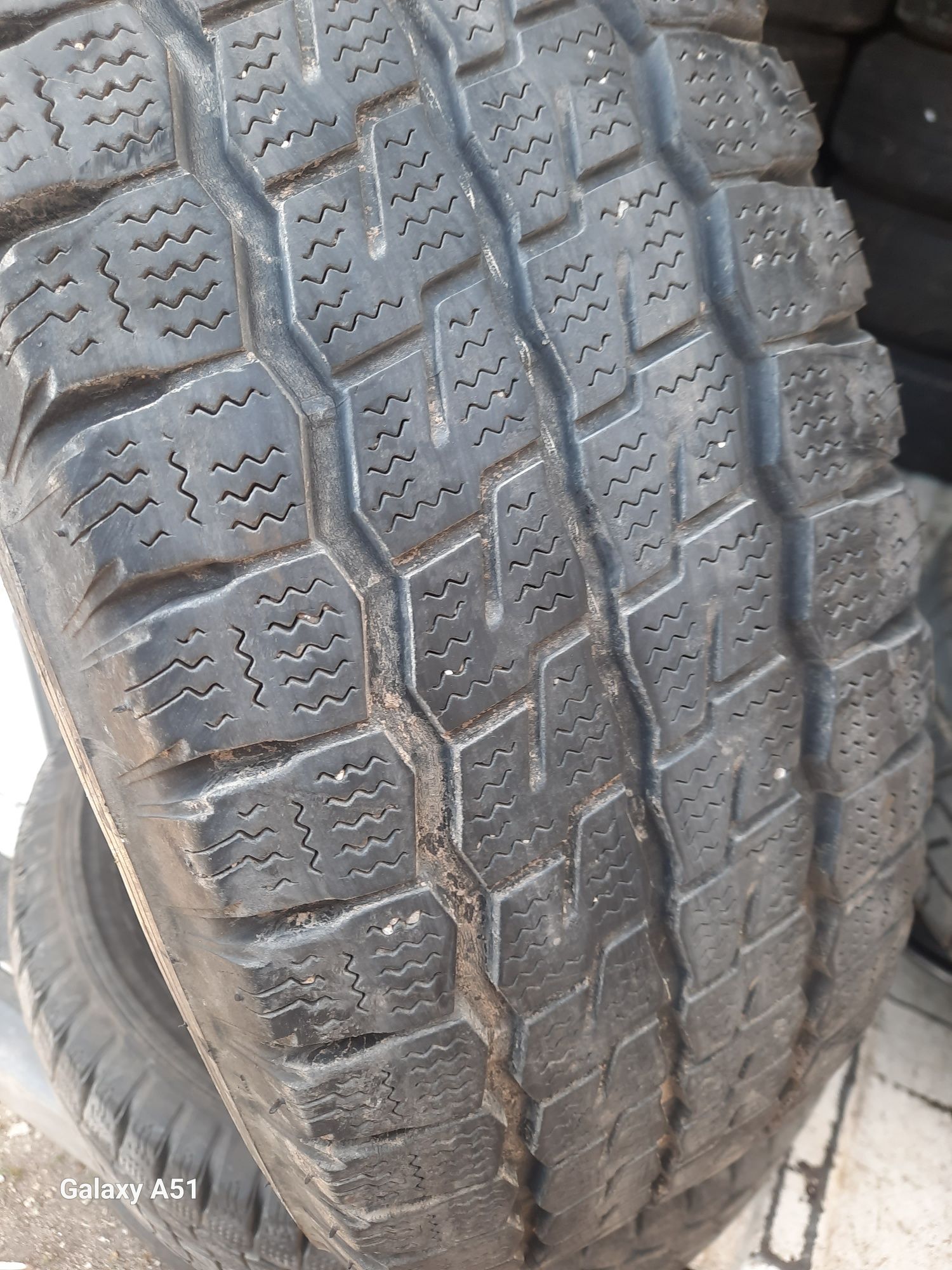 Бусови гуми 225/70/15С.