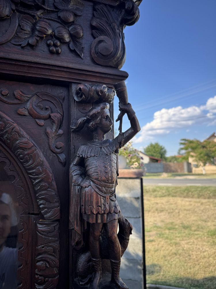 Vitrină/Bufet din lemn masiv sculptat manual – stil renascentist