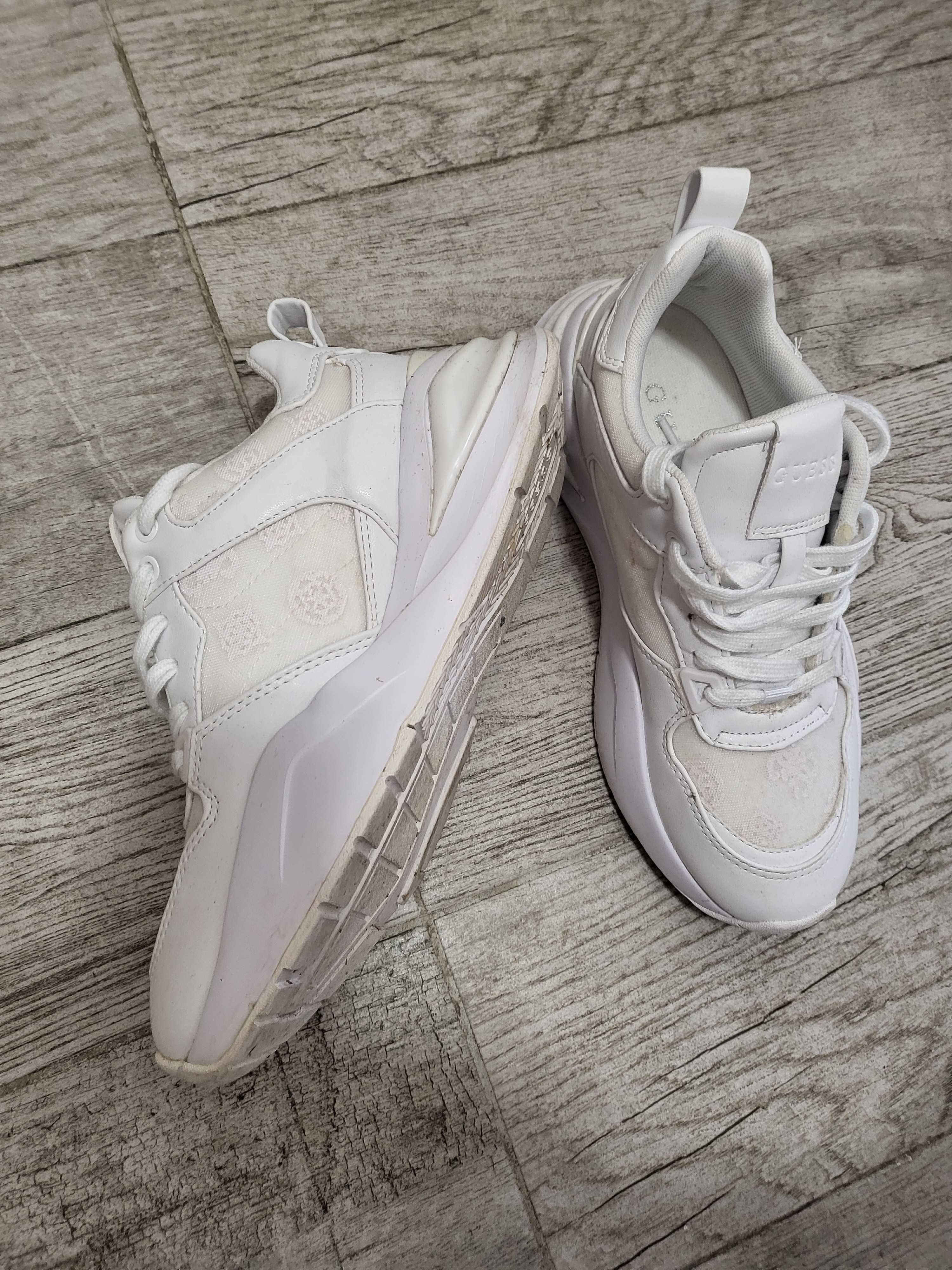 Бели Сникърси Guess