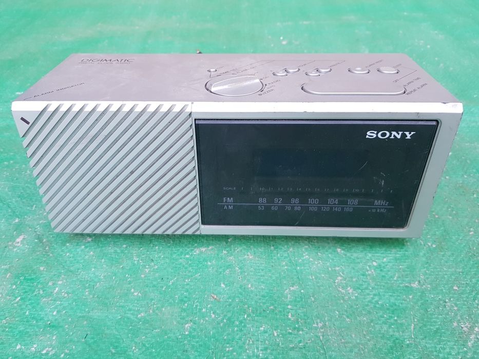 Radio cu ceas digital FM / AM ICF-C16W
Sony Corporation; Tokyo