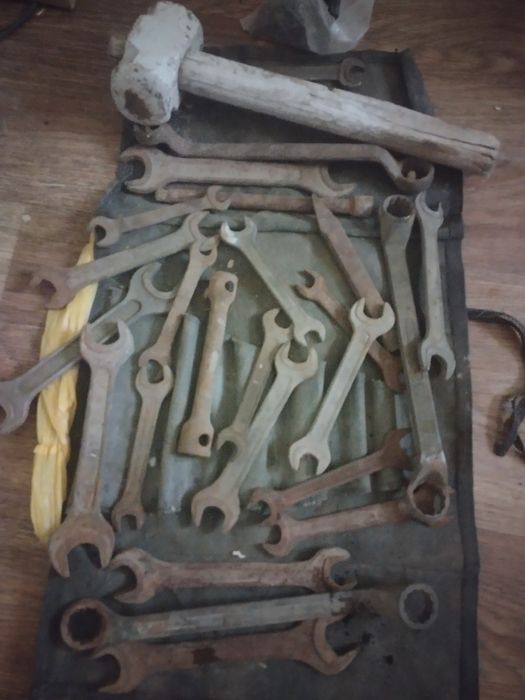 Набор инструментов:ключи , кувалда