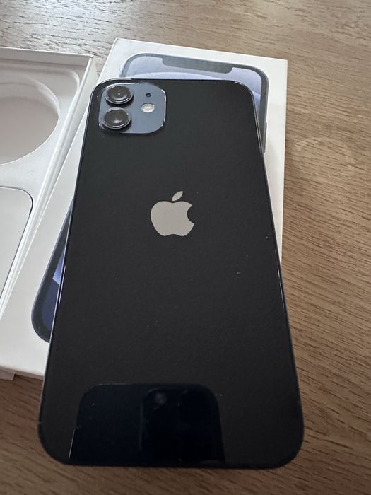 IPhone 12  памет 64 GB