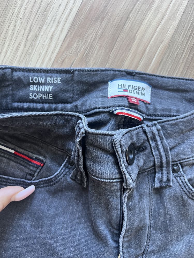 Тъмно сиви дънки на Tommy Hilfiger