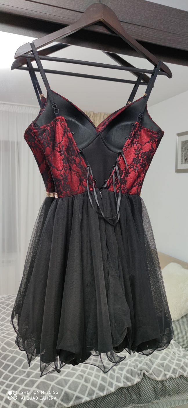 Rochie de ocazie cu corset și bretele ajustabile