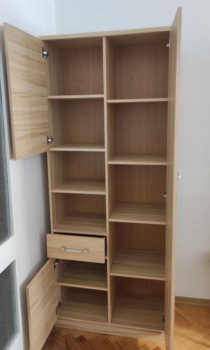 Шкаф с врати и отворени рафтове