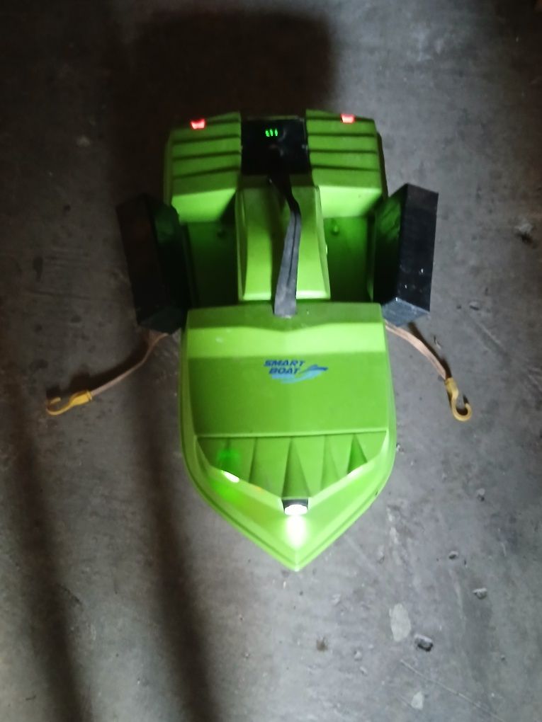 Se vinde vaporaș pescuit pt plantat Nova Bait Boat