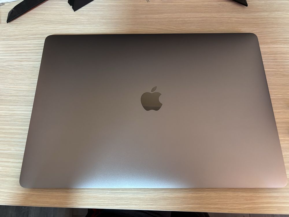 MacBook Pro 15” (2018) – i7, 16GB RAM, 500GB SSD, Radeon Pro 560X