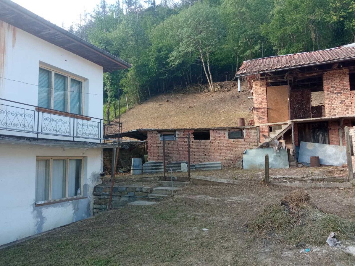 Продажба Къща гр. Етрополе - с. Брусен 990m²