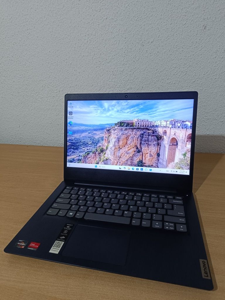 Vand Laptop Lenovo 14" AMD Ryzen 5 3500U, 8 GB RAM, 256 GB Stocare