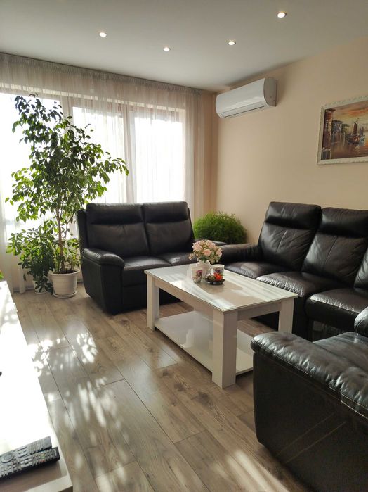 Луксико е с гараж ап.двустаен за нощувки до Гранд мол Лабиринт Фамилия