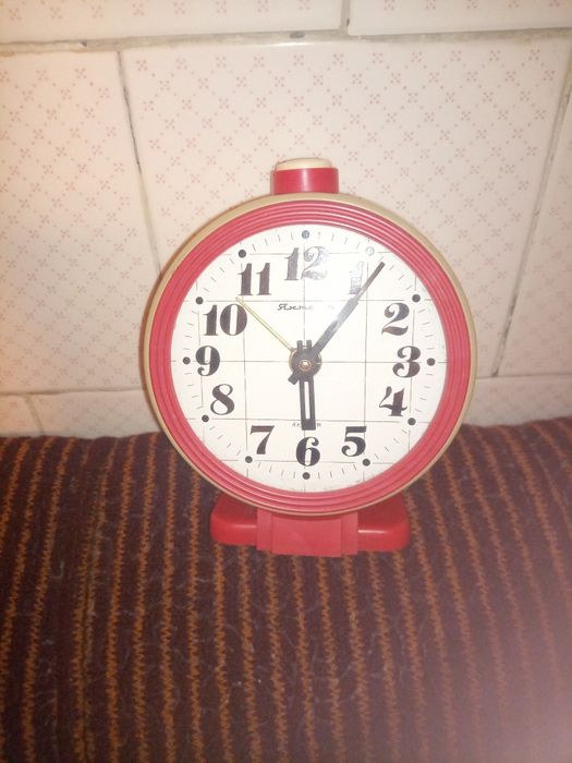 Руски механичен часовник -будилник Янтар.