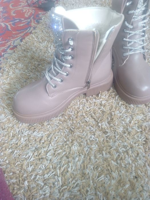 Vând o pereche de ghete noi