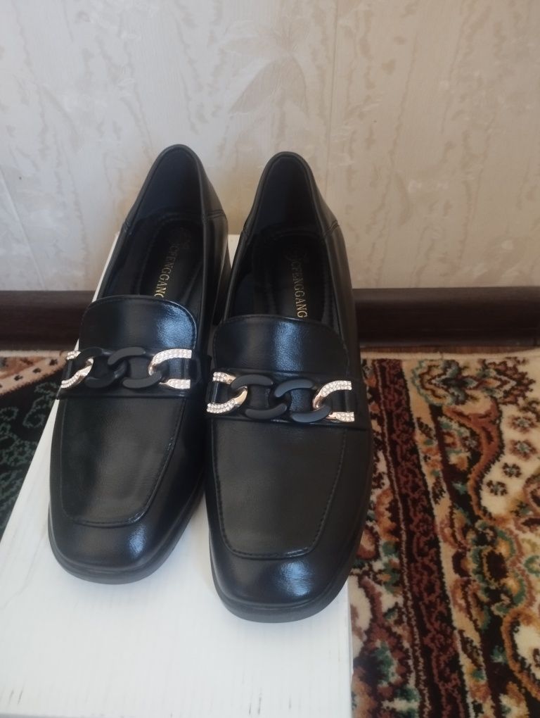 Kuzgi va bahorgi oyoq kiyim klassik uslubdagi