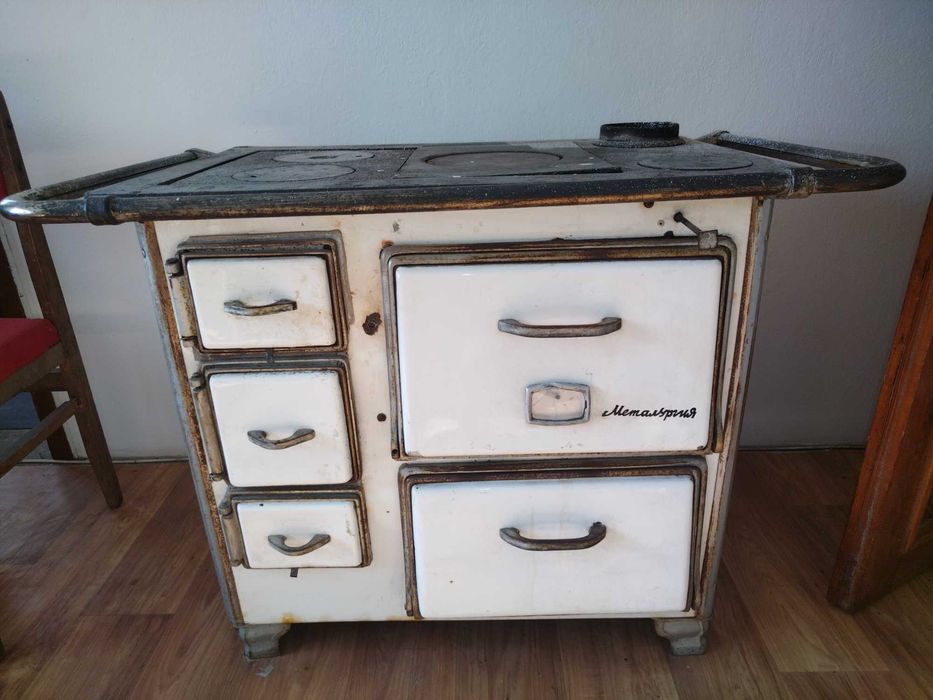 Печка на дърва от старите чугунен със фурна и здрави тухли