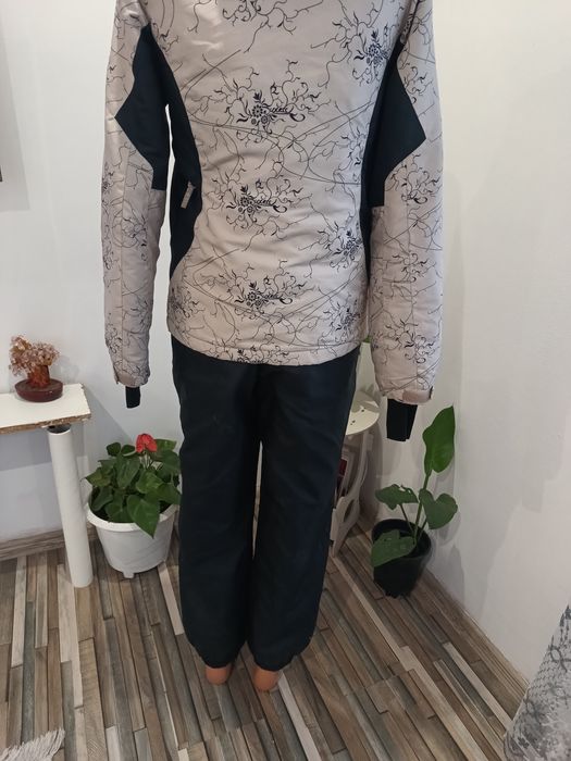 Дамска ски екипировка като нова; долнището е на марката Obermeyer, яке