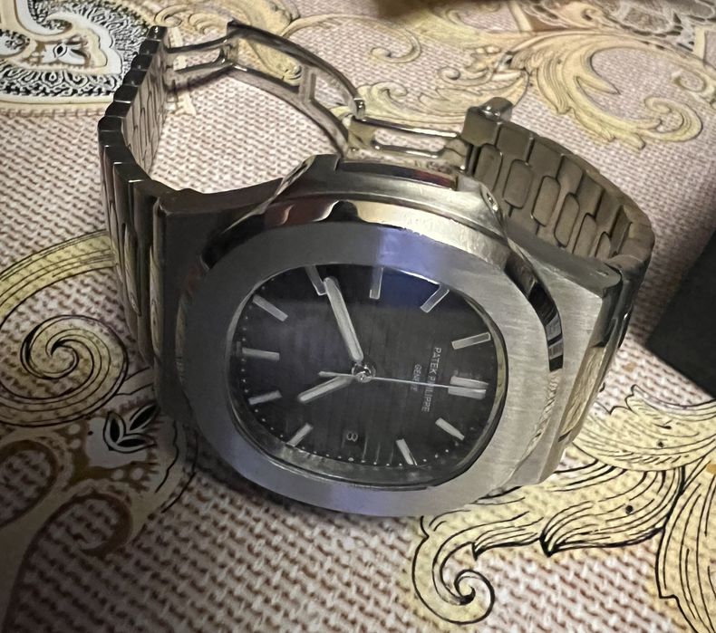 Супер елегантен часовник в отлично състояние.