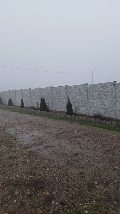 Gard din beton plăci și stâlpi