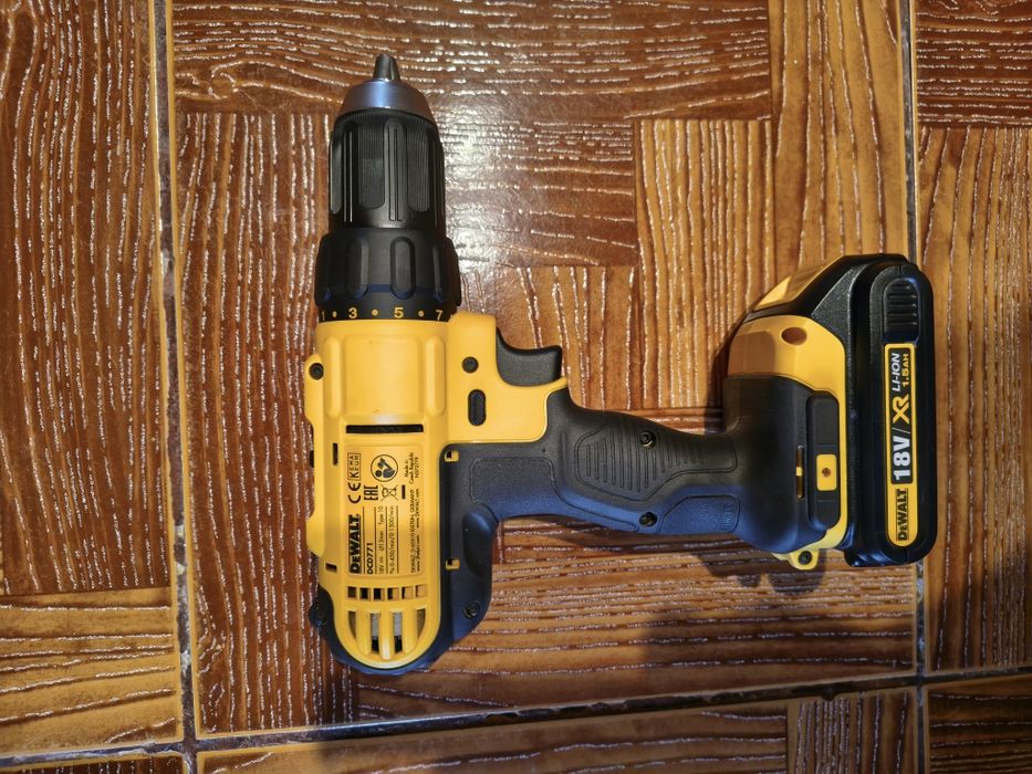 Mașină de găurit și înșurubat Dewalt dcd771