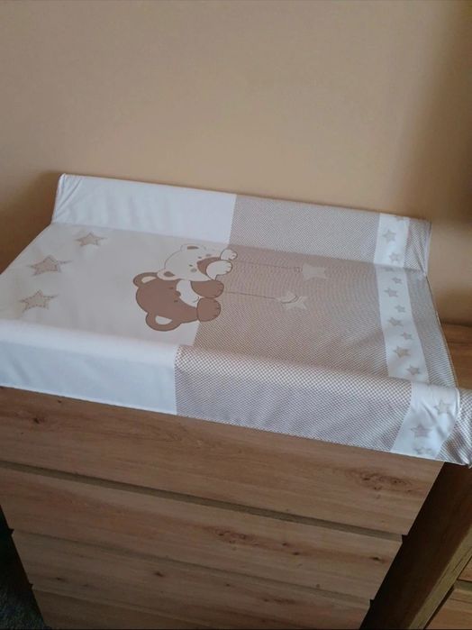 Saltea de infasat cu margini intarite cu piciorușe de susținere