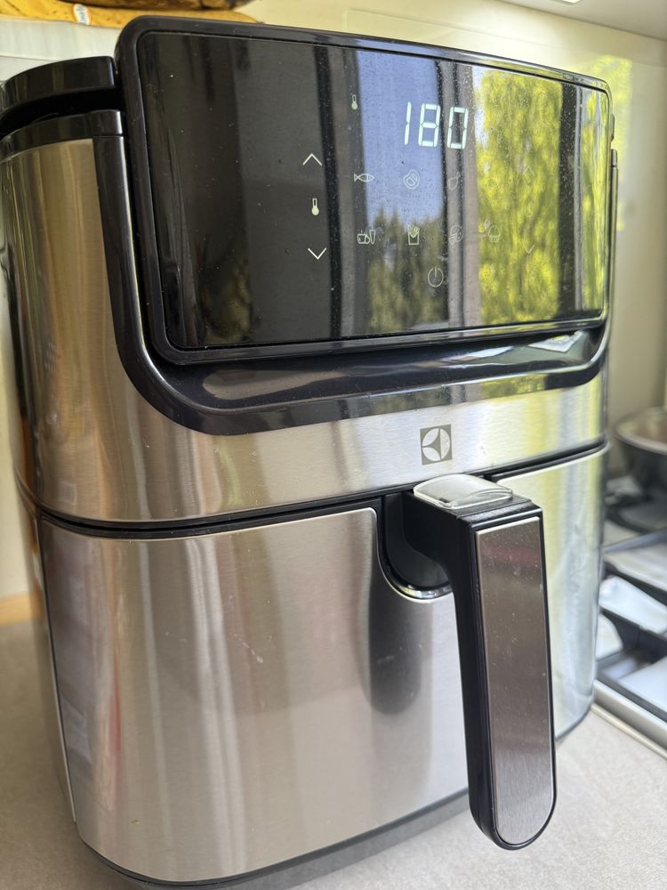 Friteuza fara ulei Electrolux Air Fryer model E6AG1-6ST, 1800w, 5.4L